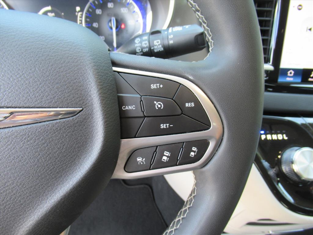 2023 Chrysler Pacifica Touring L photo 17
