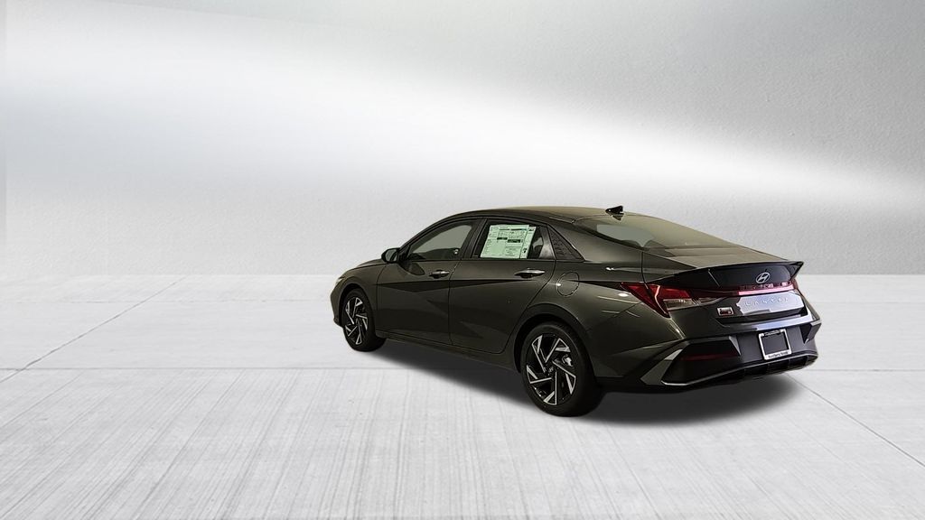 2025 Hyundai Elantra SEL Sport photo 3