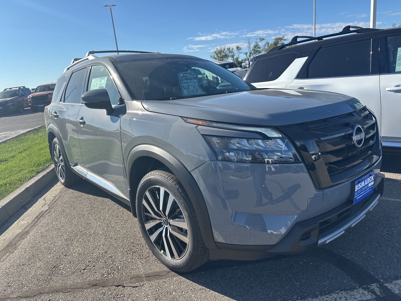 2025 Nissan Pathfinder Platinum photo 3