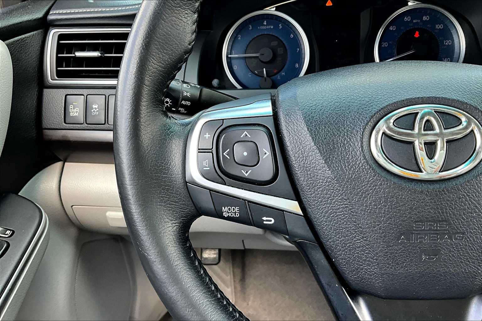 2016 Toyota Camry XLE photo 23