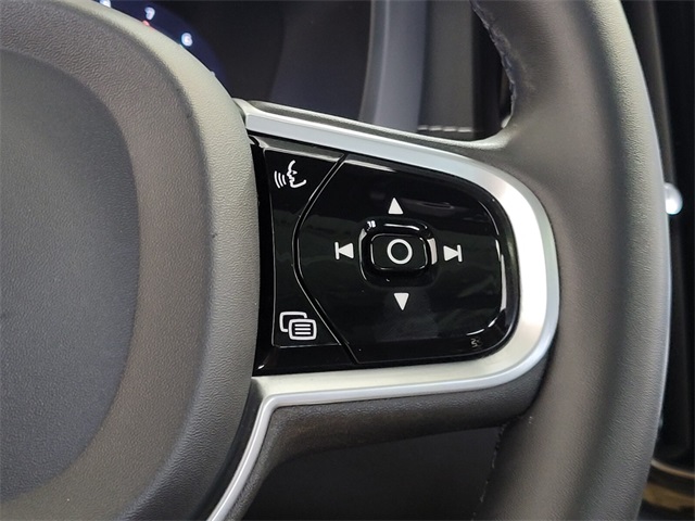 2022 Volvo XC60 B5 R-Design photo 32