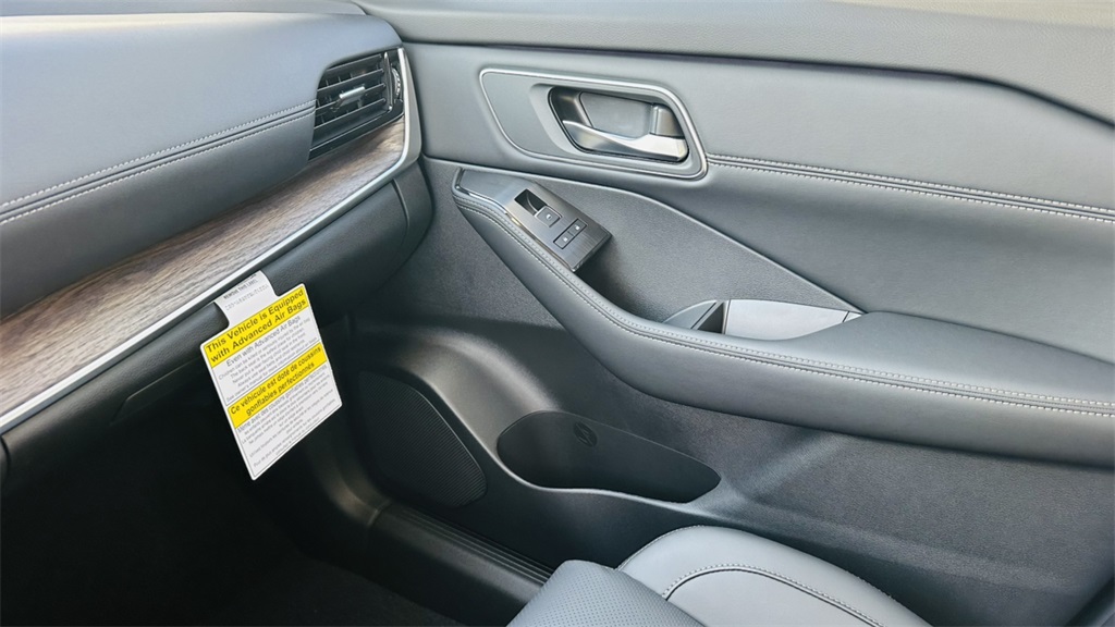 2025 Nissan Rogue Platinum photo 23