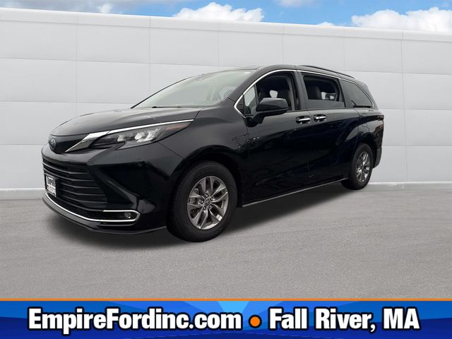 2024 Toyota Sienna XLE's photo