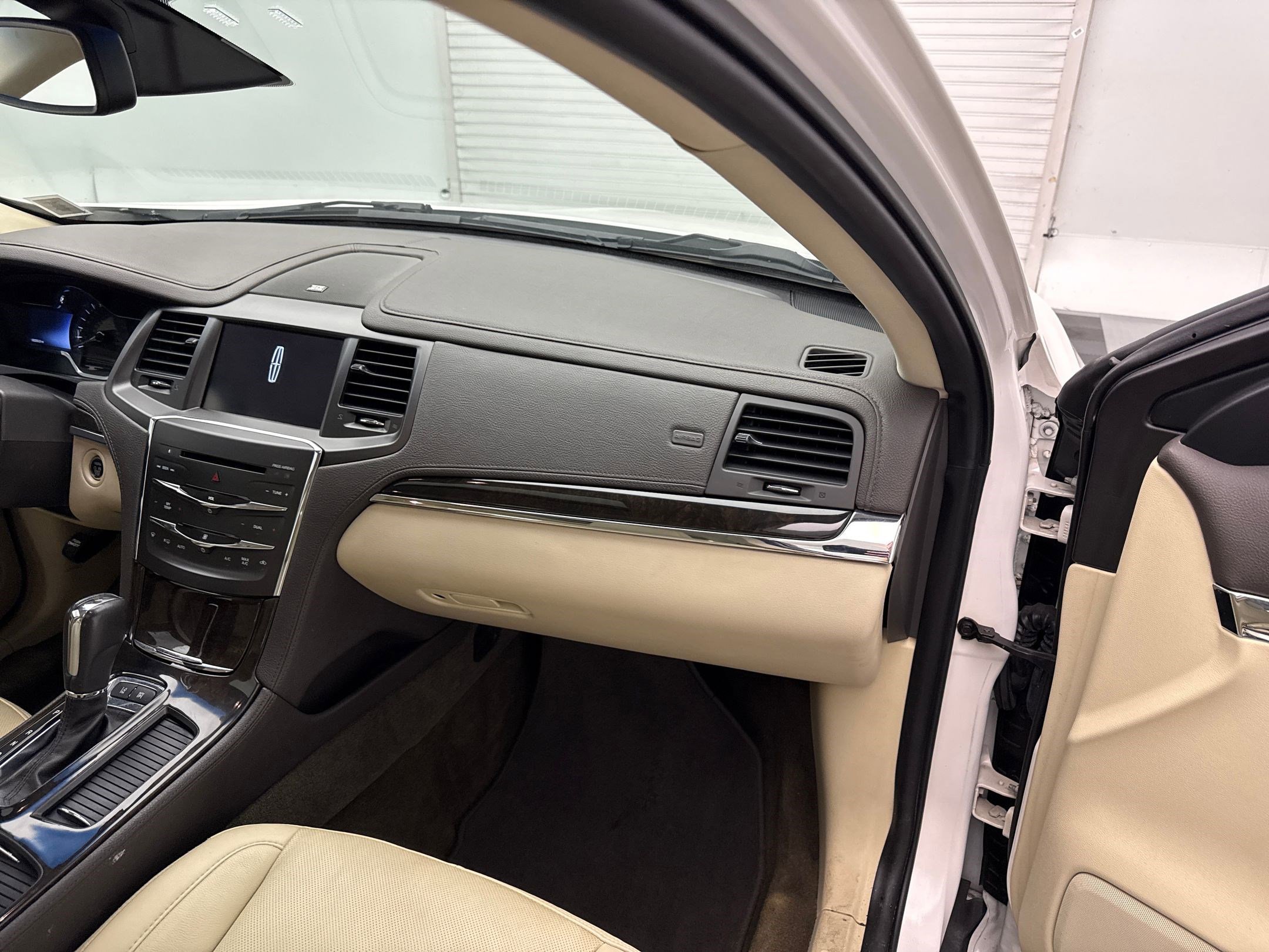 2014 Lincoln MKS EcoBoost photo 25