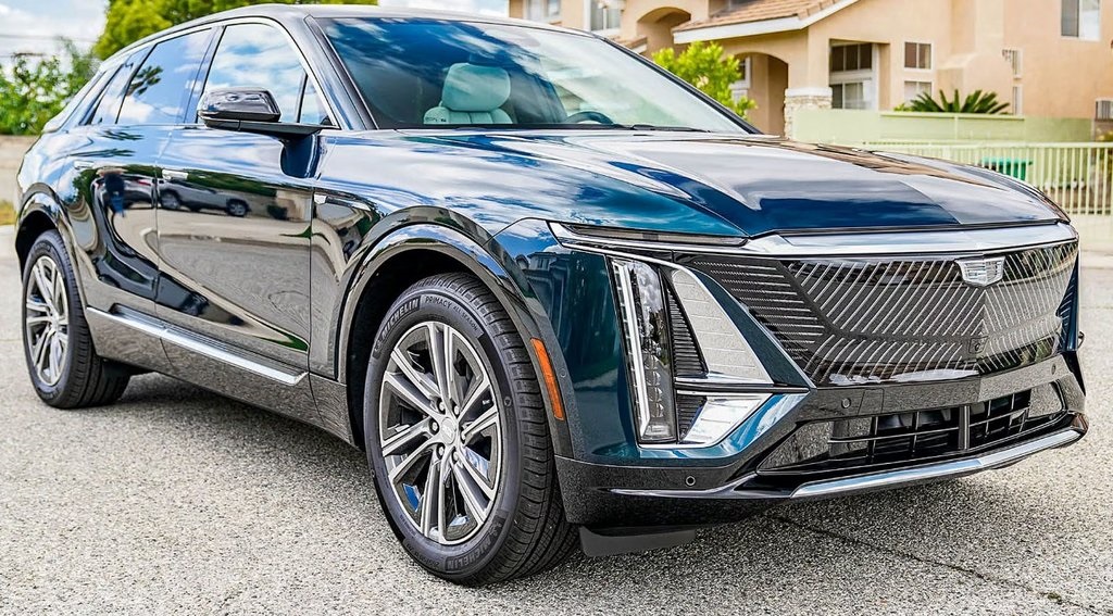 Used 2024 Cadillac LYRIQ Luxury 2 with VIN 1GYKPRRLXRZ120526 for sale in Kansas City