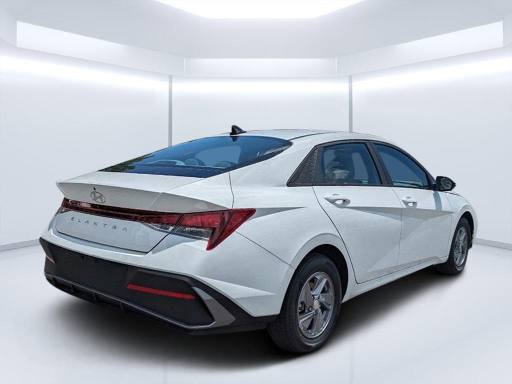 2025 Hyundai Elantra SE photo 3