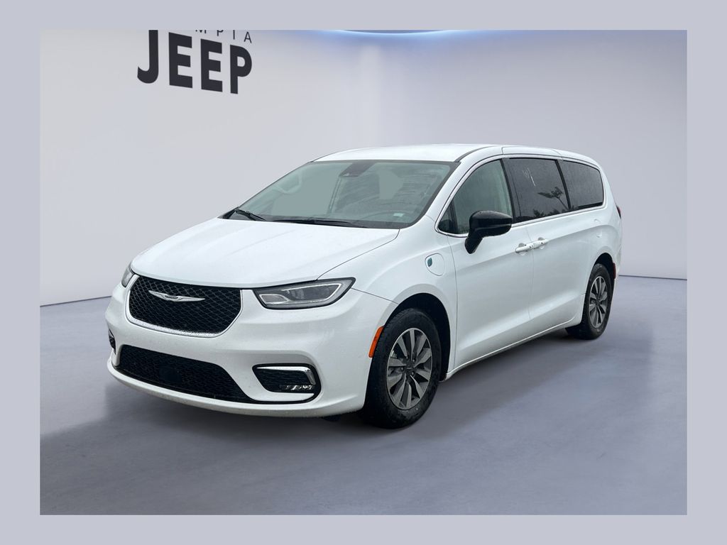 2024 Chrysler Pacifica PHEV Select's photo