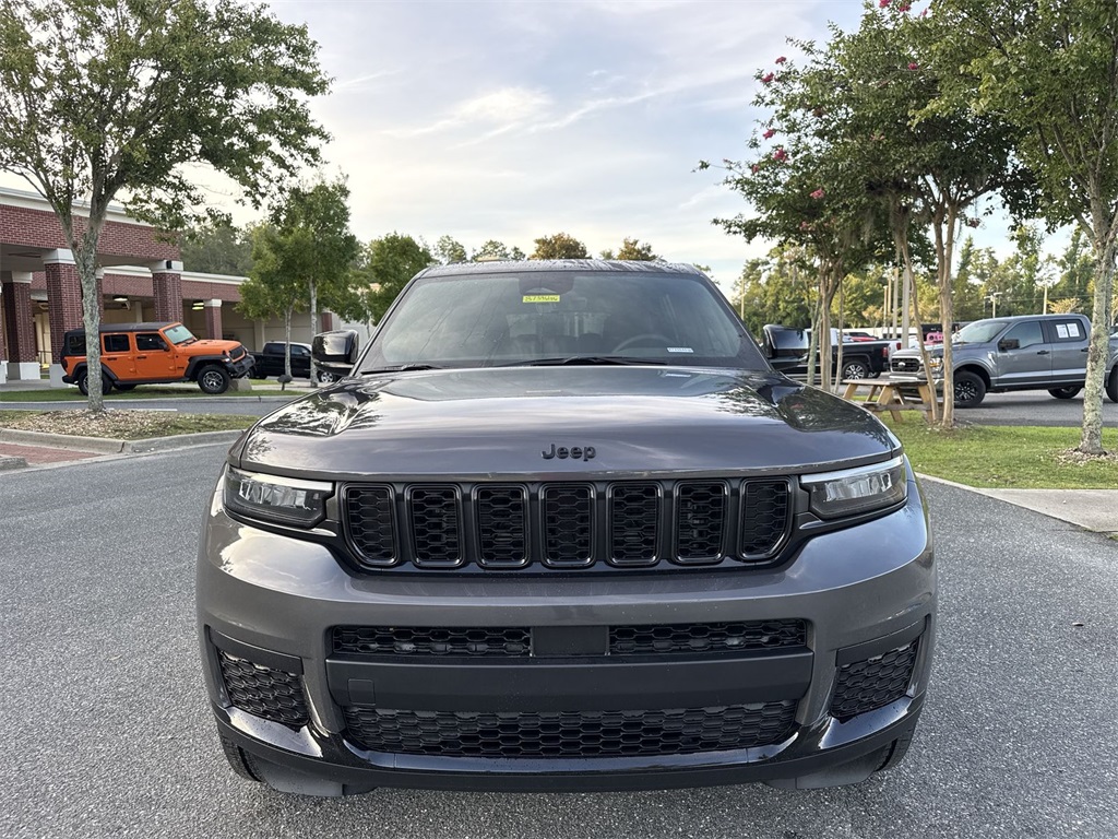 2025 Jeep Grand Cherokee Altitude photo 8