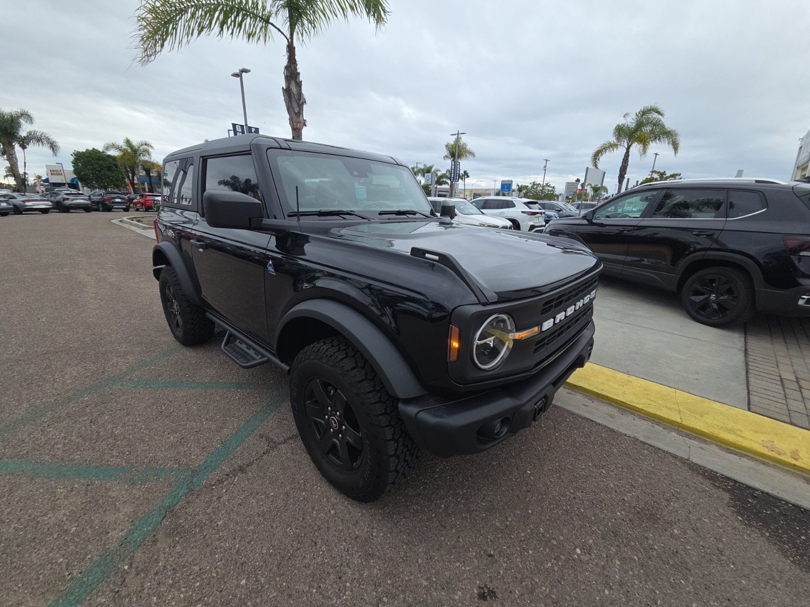 2024 Ford Bronco 2-Door Black Diamond's photo