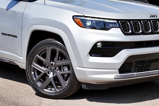 New 2025 Silver Zynith Metallic Clear-Coat Exterior Paint Jeep Limited image 4