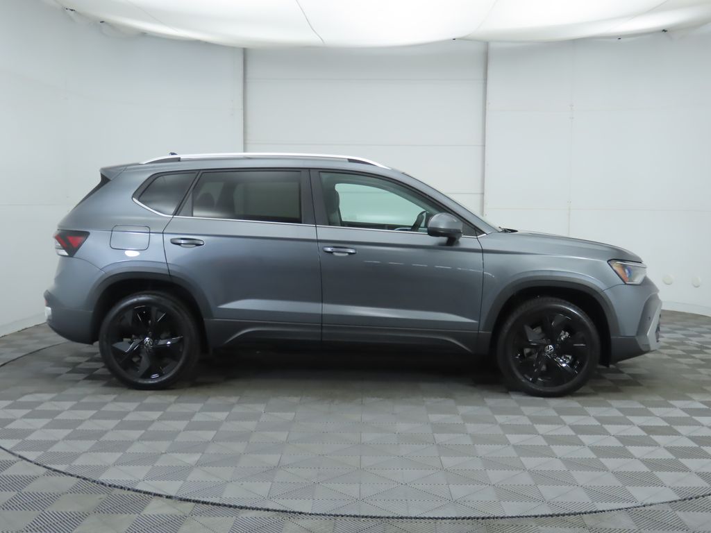 2025 Volkswagen Taos SE photo 4