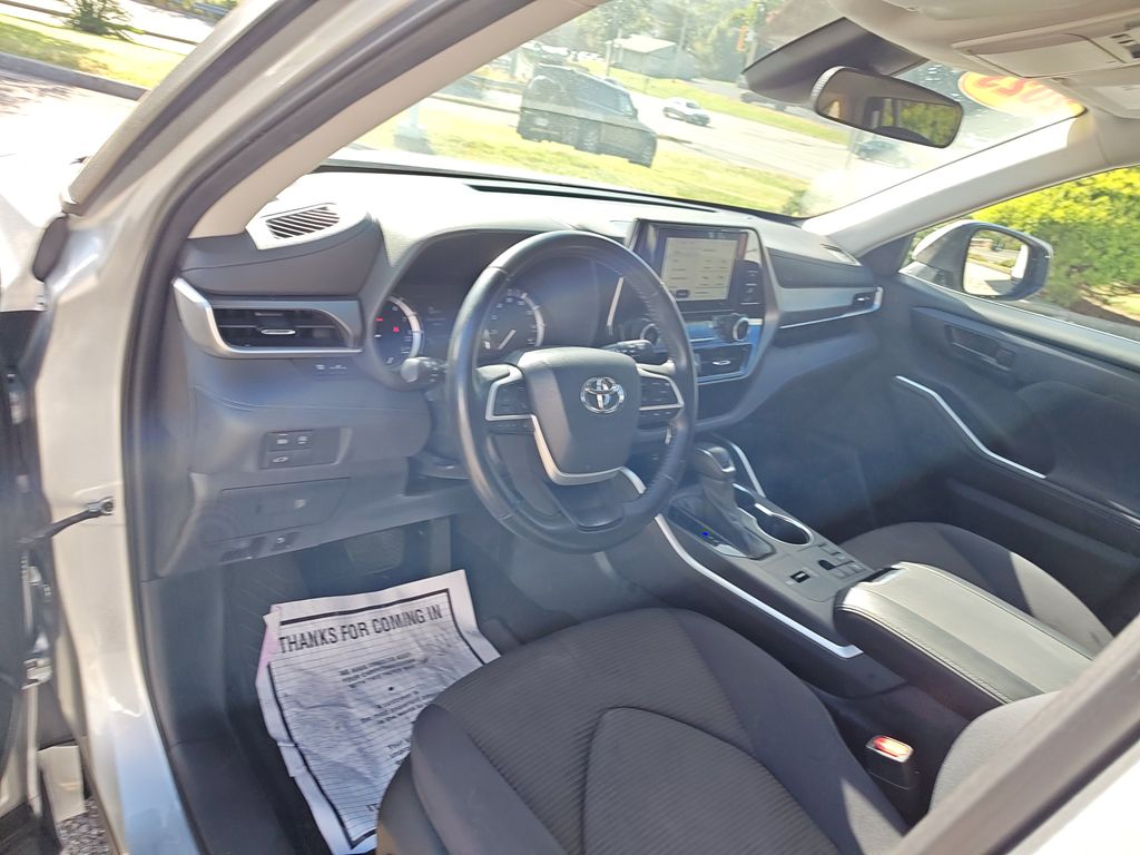 2023 Toyota Highlander LE photo 10