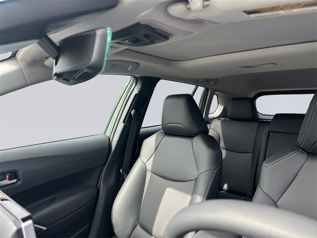 2025 Toyota Corolla Cross XLE photo 16