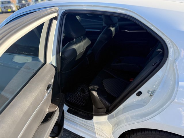 2021 Toyota Camry SE photo 3