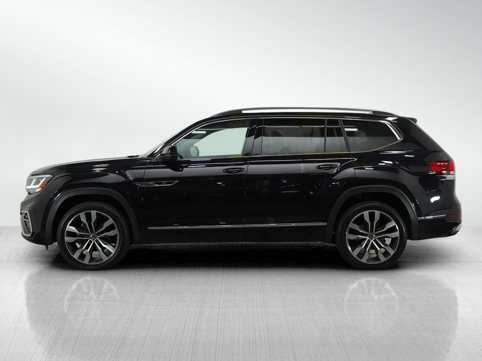 Used 2022 Volkswagen Atlas SEL Premium R-Line with VIN 1V2FR2CAXNC529914 for sale in Burnsville, Minnesota
