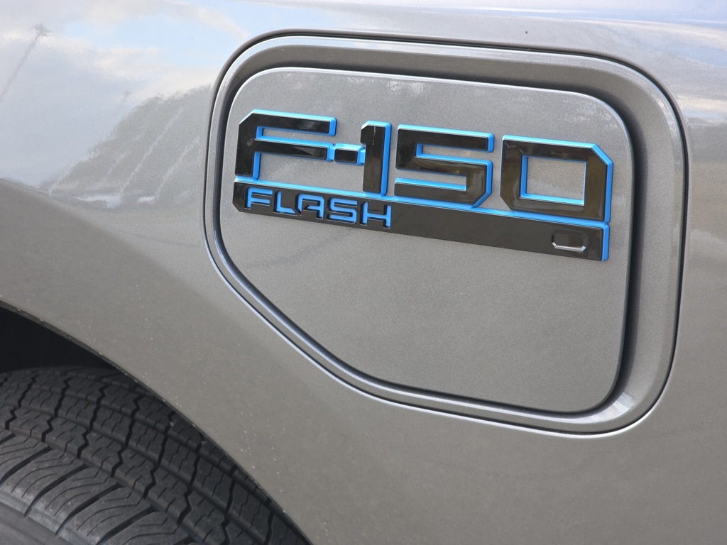 2025 Ford F-150 Lightning photo 3