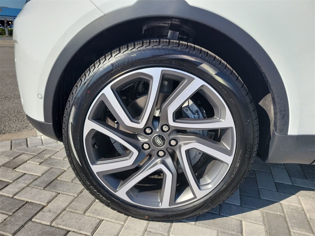 2025 Land Rover Discovery S photo 11