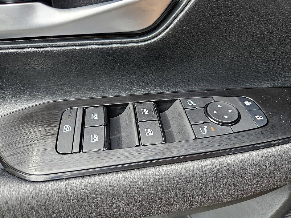 2025 Nissan Kicks SV photo 26