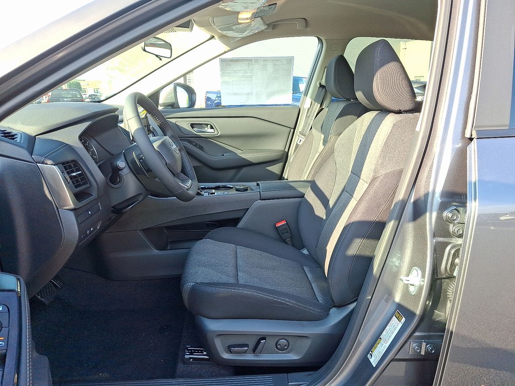 2026 Nissan Rogue SV photo 2