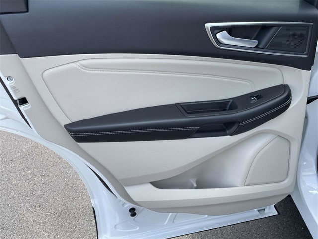 2024 Ford Edge Titanium photo 5