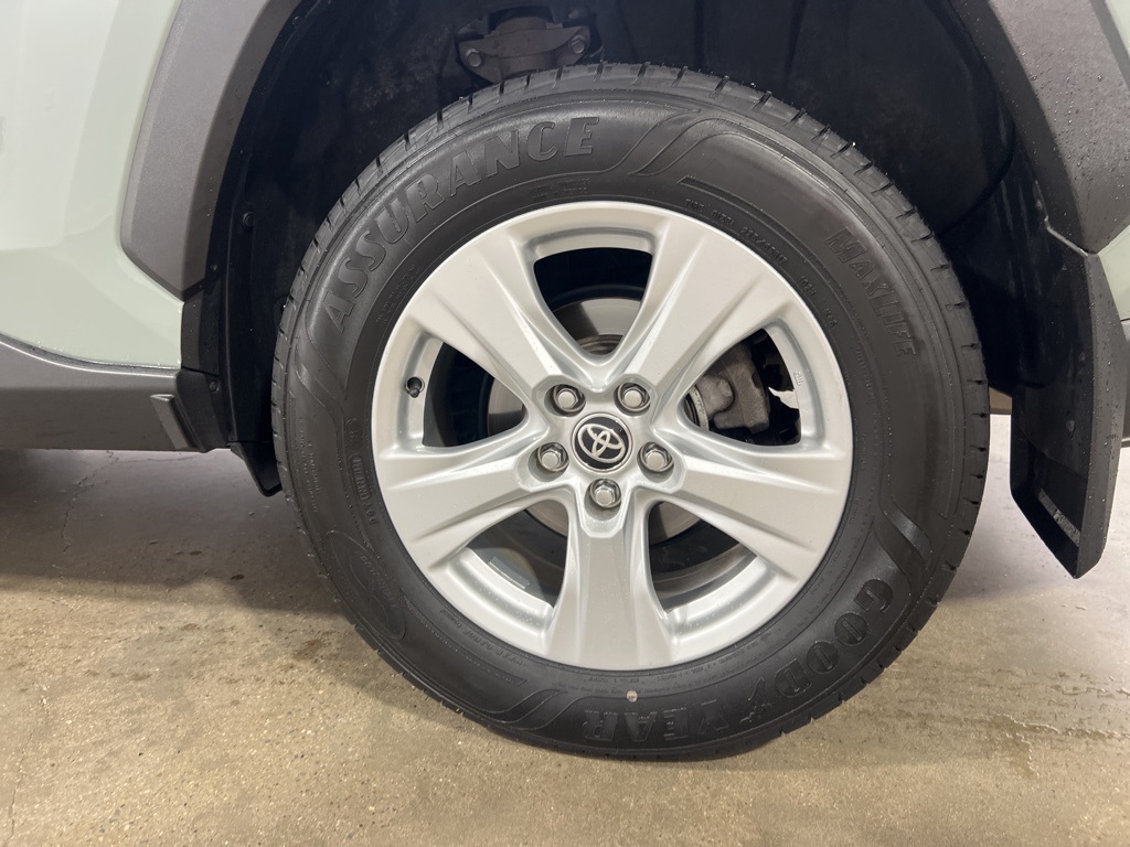 2020 Toyota RAV4 XLE photo 29