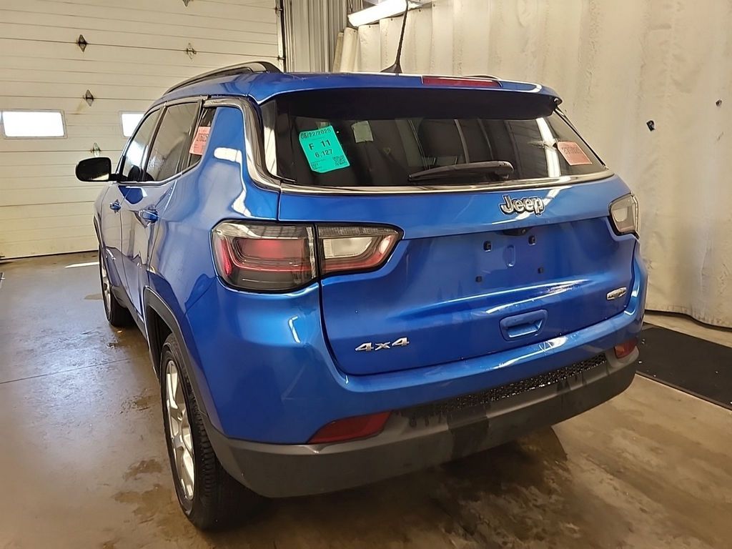 2022 Jeep Compass Latitude Lux photo 2