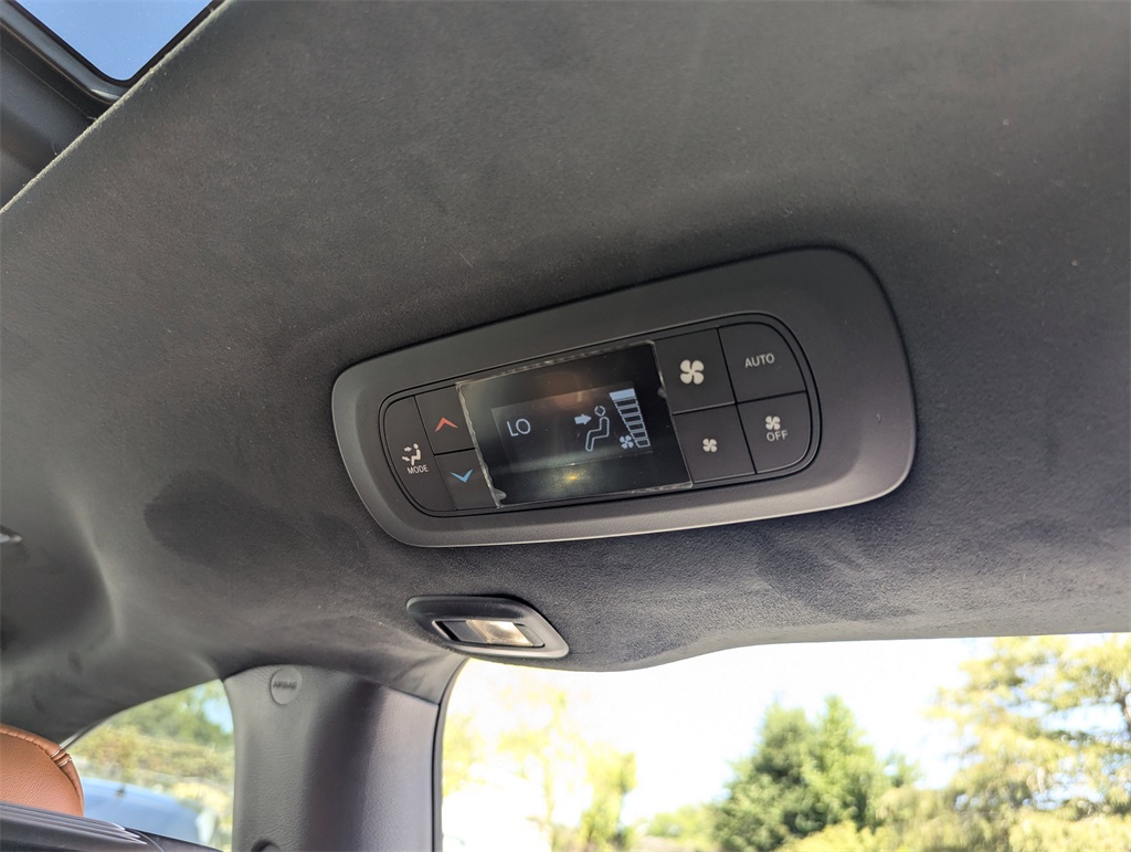 2026 Chrysler Pacifica Pinnacle photo 32