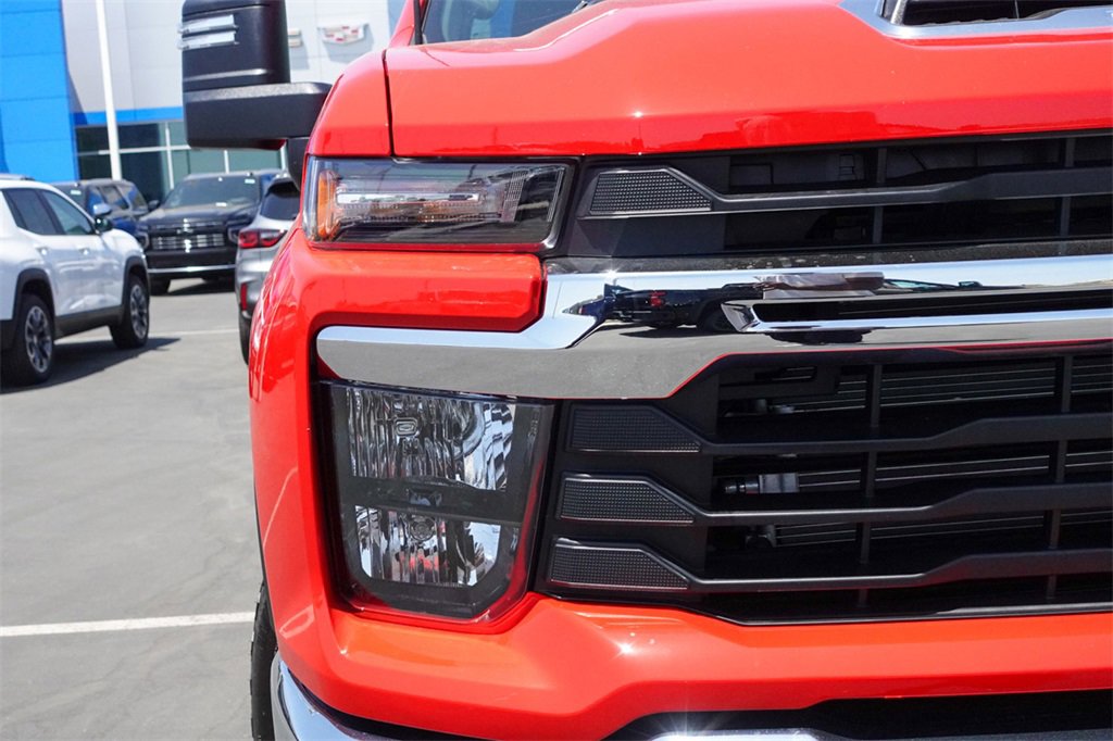 2025 Chevrolet Silverado 3500HD LT photo 4