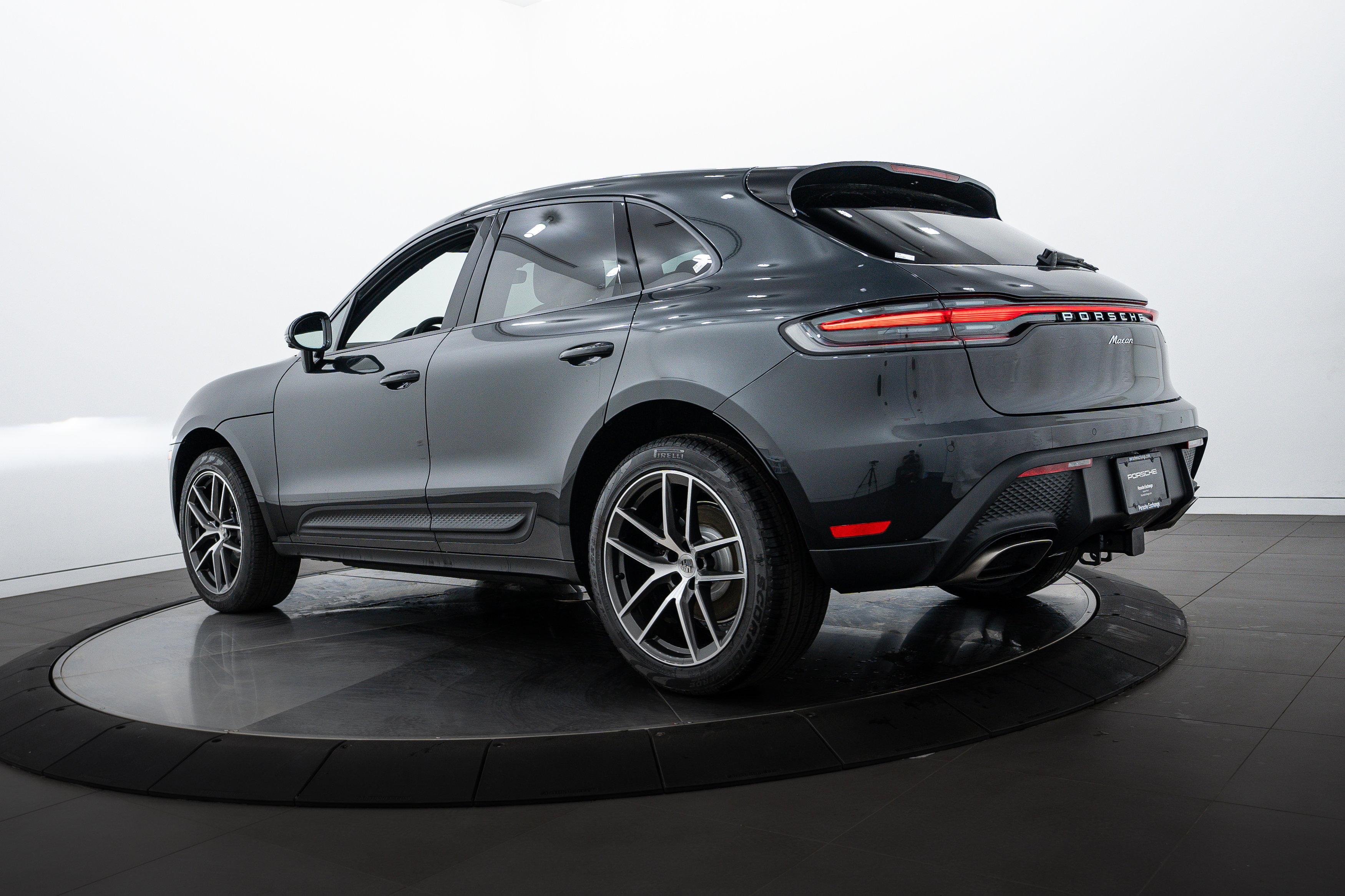 2025 Porsche Macan Base photo 3