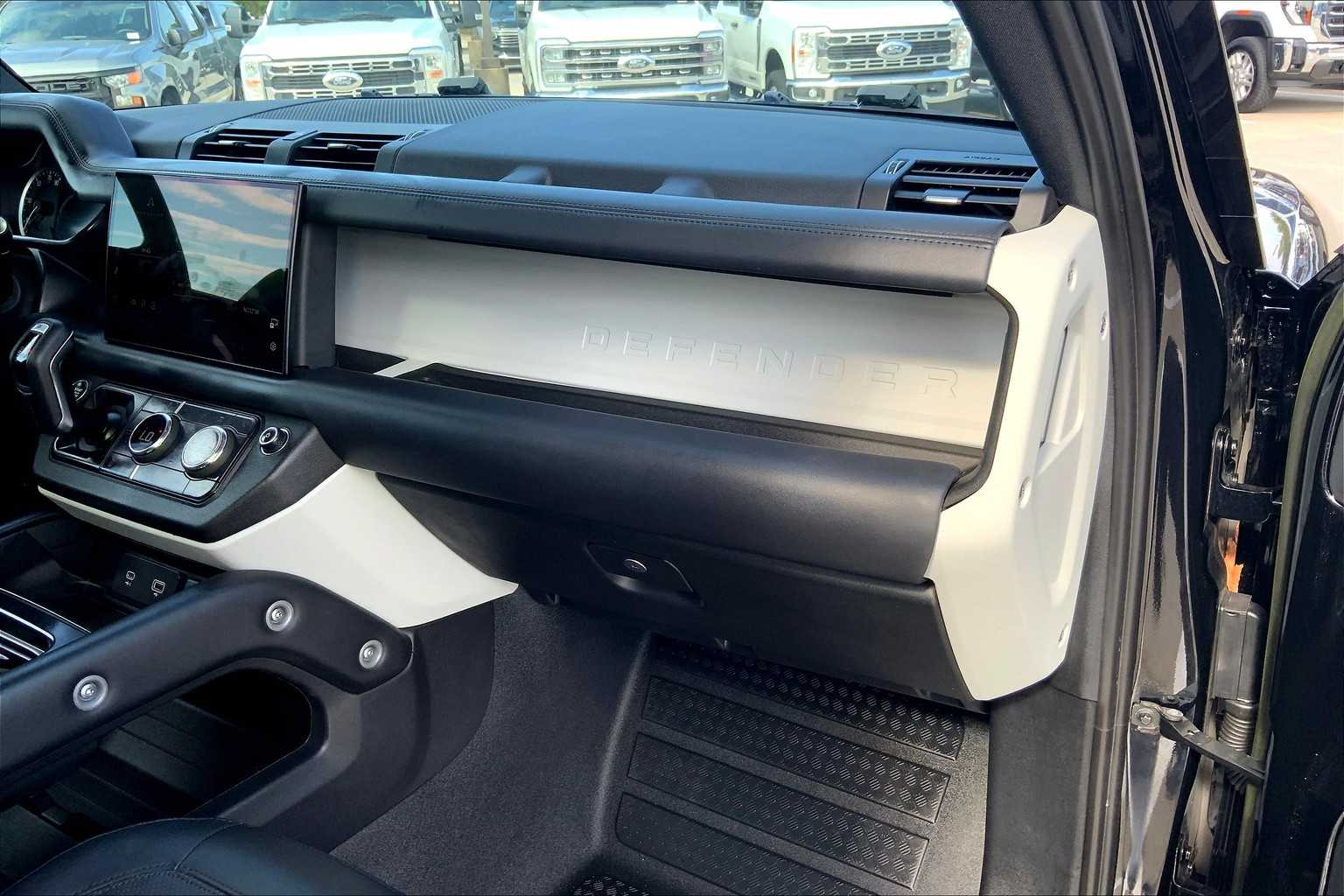 2023 Land Rover Defender SE photo 16