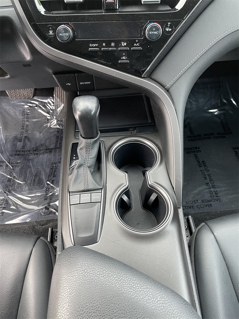 2022 Toyota Camry SE photo 18