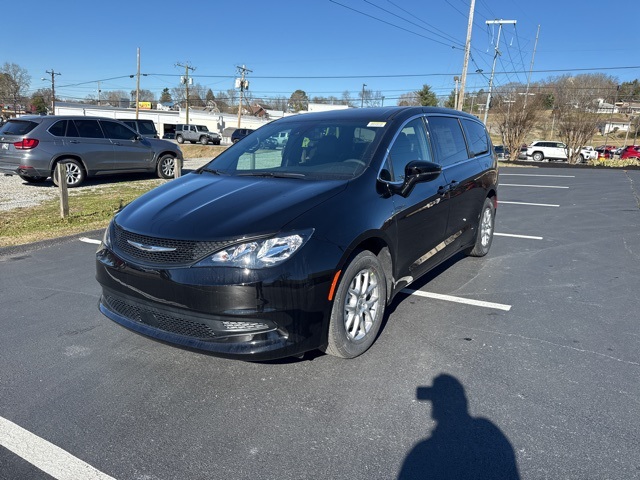 2025 Chrysler Voyager L photo 3
