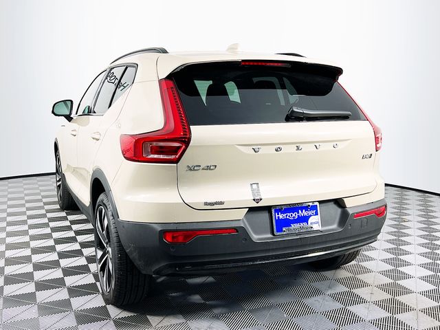 2025 Volvo XC40 Plus photo 3