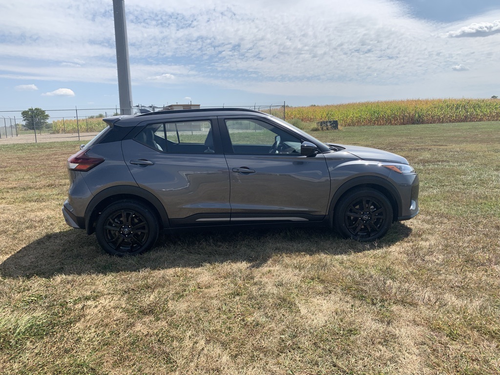 2024 Nissan Kicks SR photo 2