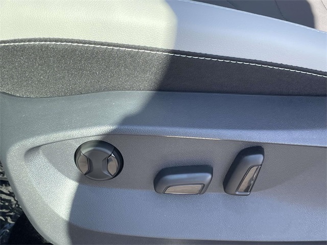 2025 Volkswagen Taos SE photo 12