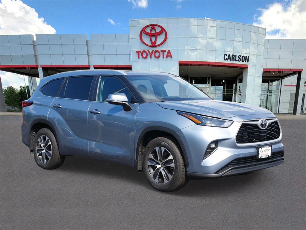 Used 2023 Toyota Highlander XLE with VIN 5TDKDRBH3PS043923 for sale in Minneapolis, Minnesota