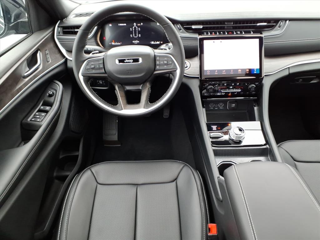 2025 Jeep Grand Cherokee Limited photo 3