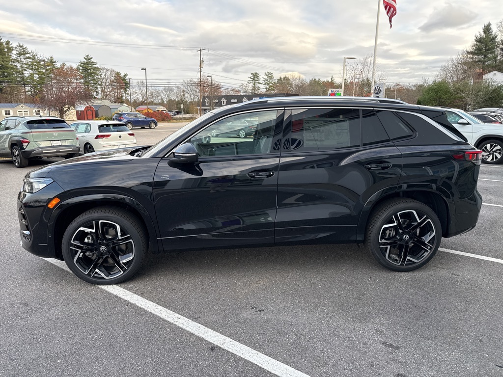 2026 Volkswagen Tiguan SEL R-Line photo 2