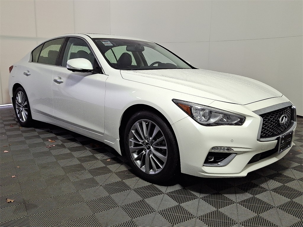 2024 Infiniti Q50 LUXE photo 2