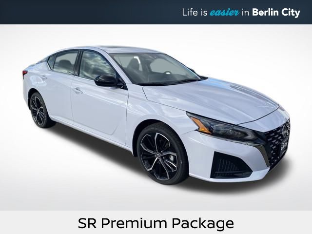 2025 Nissan Altima SR's photo