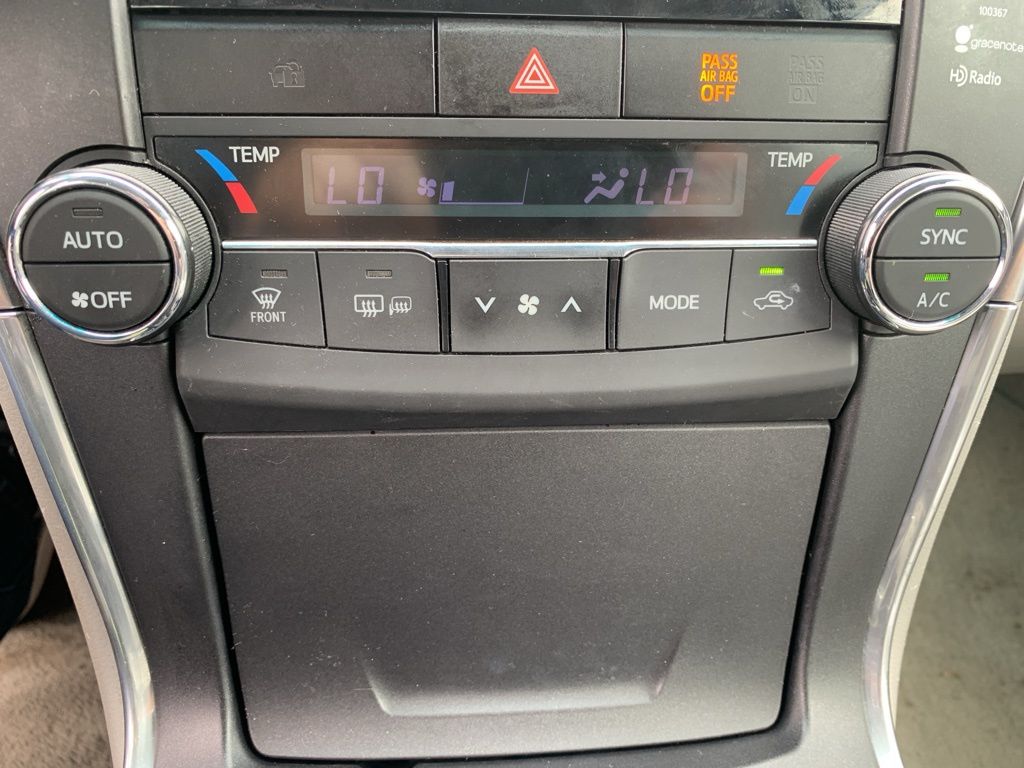 2015 Toyota Camry XLE photo 18