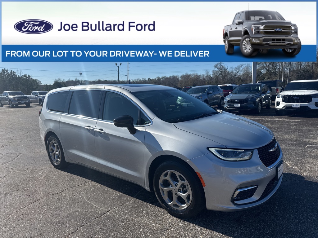 2024 Chrysler Pacifica Limited's photo