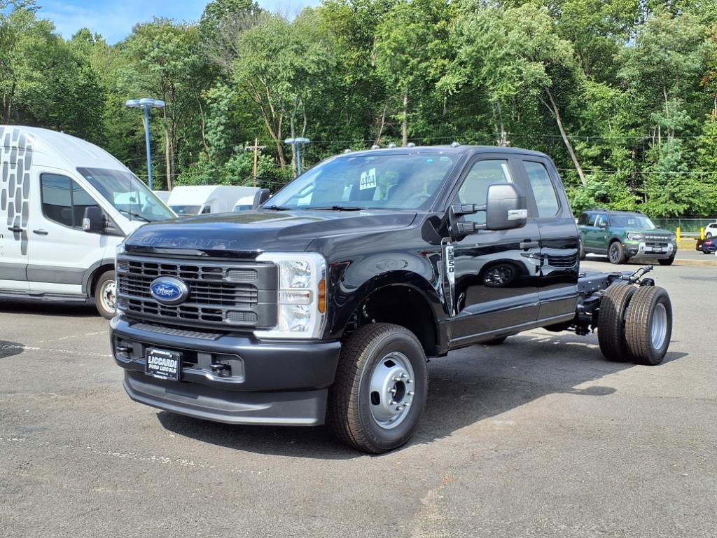 2025 Ford F-350 photo 3