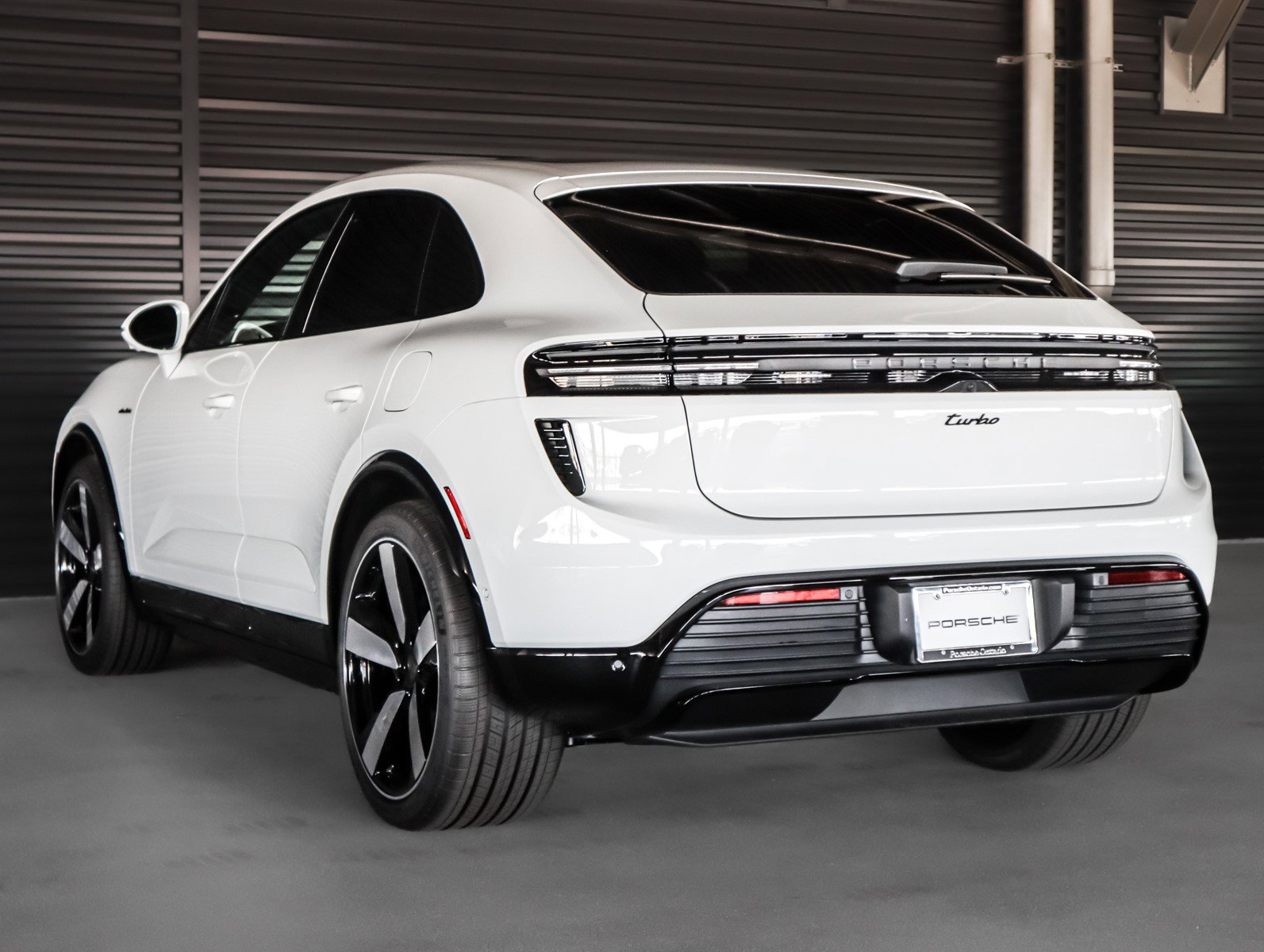 2025 Porsche Macan Electric Turbo photo 3