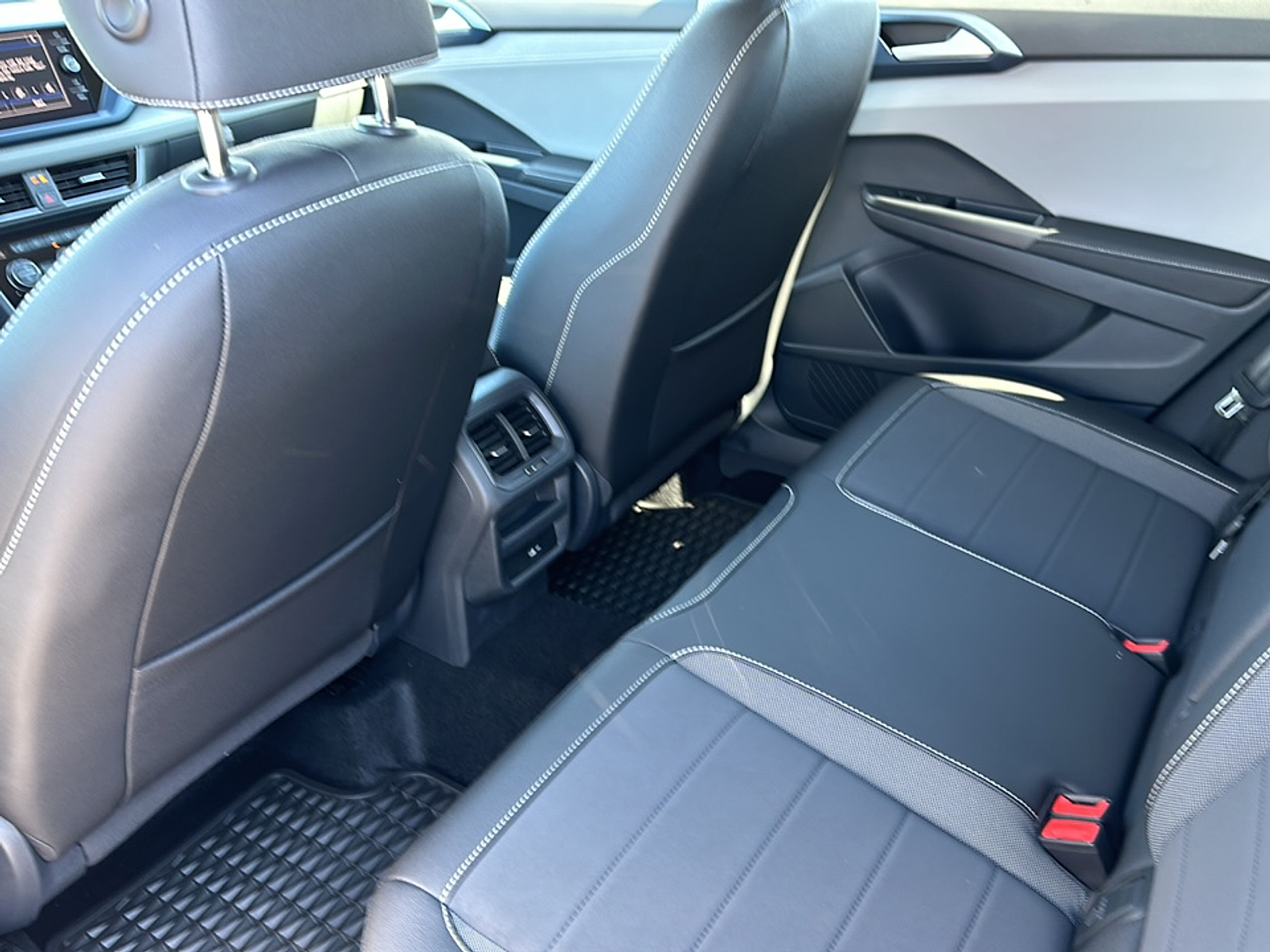 2024 Volkswagen Taos SE photo 3