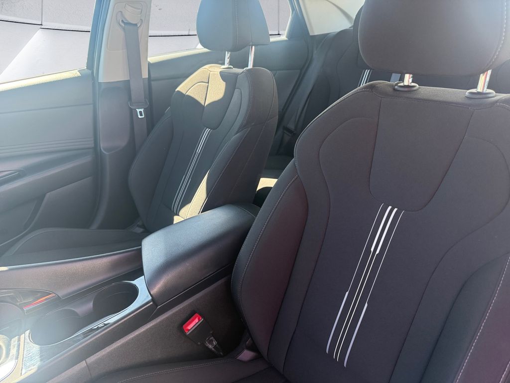 2023 Hyundai Elantra SEL photo 8