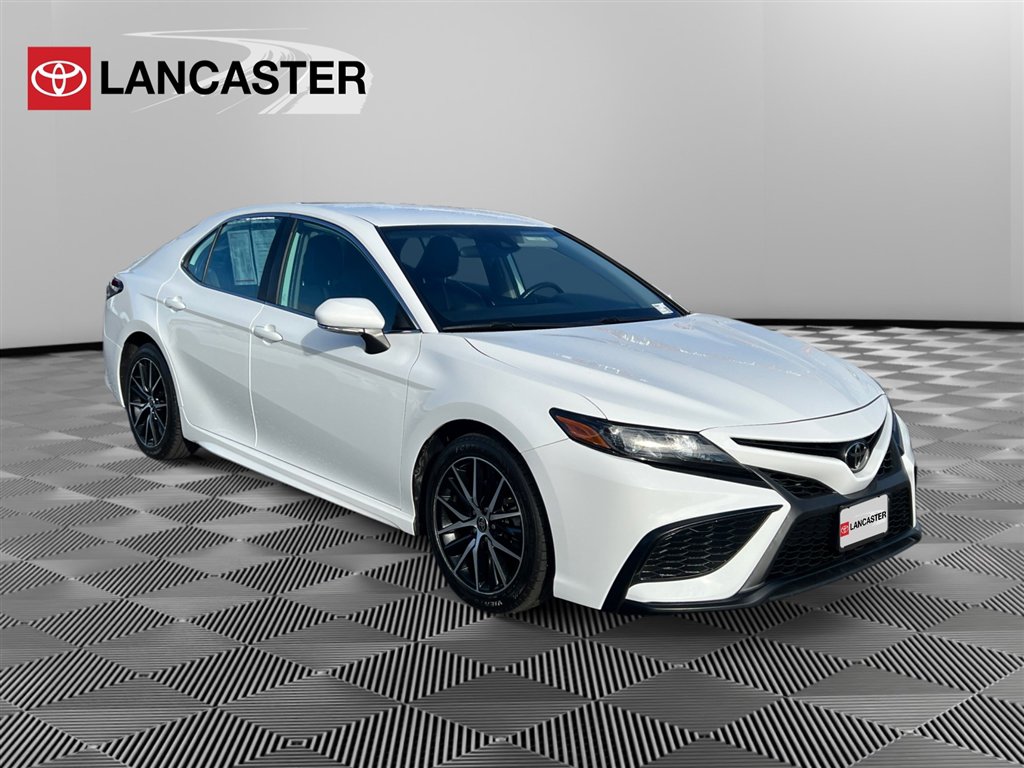 2022 Toyota Camry SE's photo