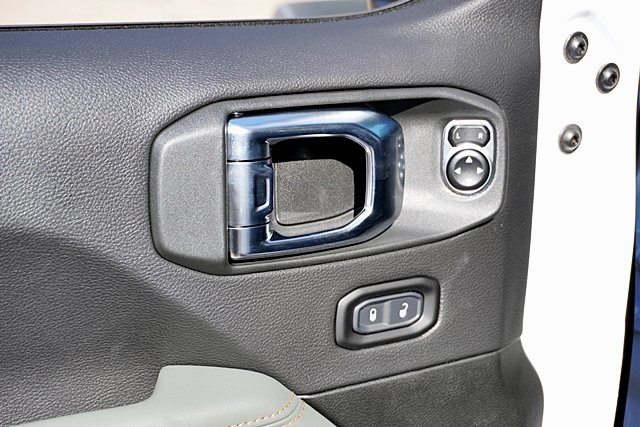 New 2025 Bright White Clear-Coat Exterior Paint Jeep Mojave image 29