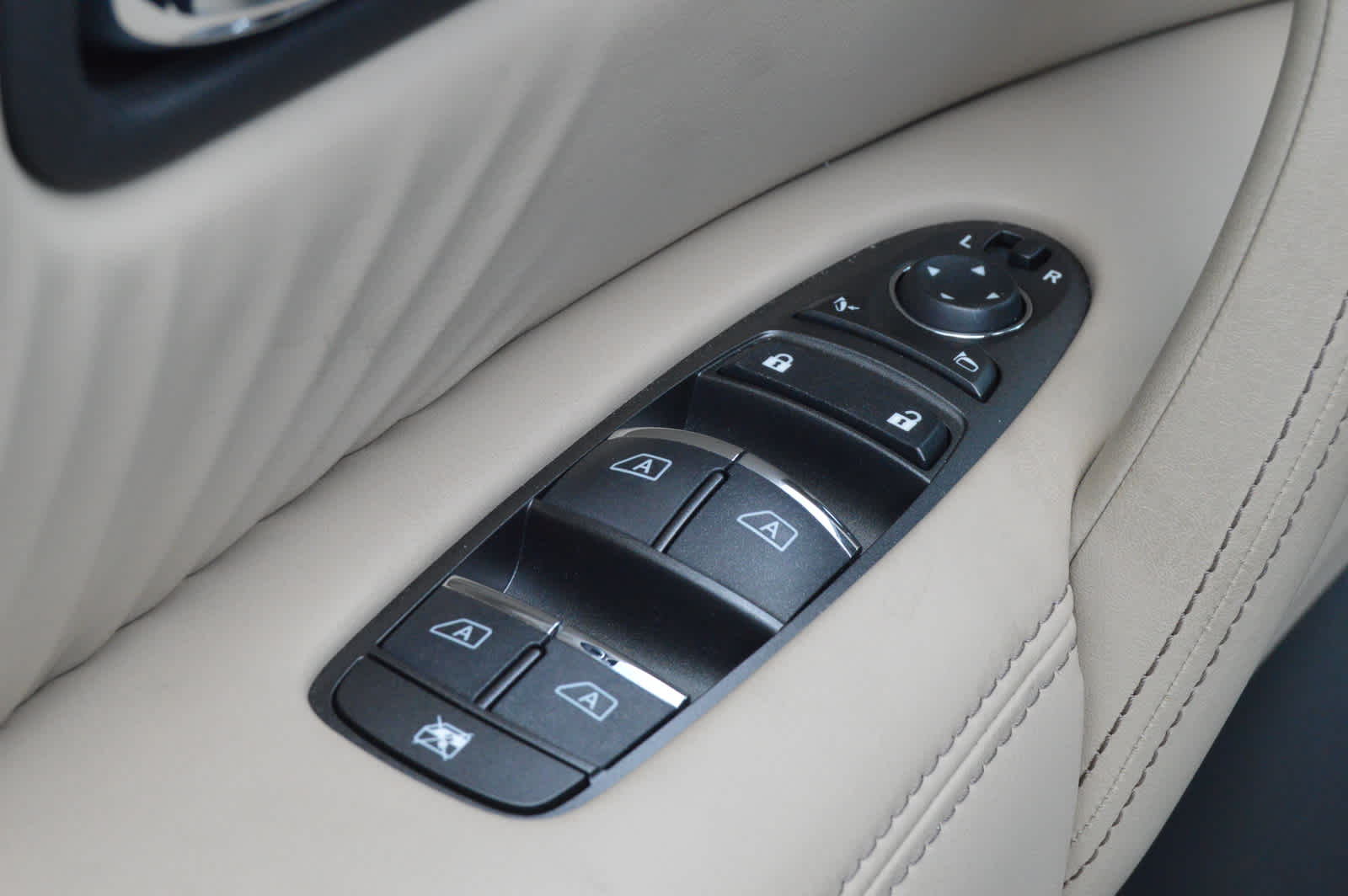 2024 Nissan Armada SL photo 19