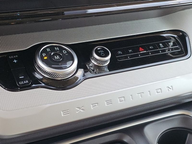 2025 Ford Expedition MAX photo 13